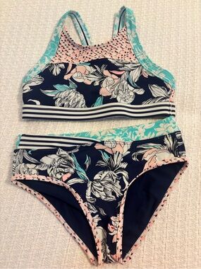 Athleta Girl size 8-10 two piece swim
Suit